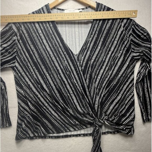 ASTR The Label Black and White Striped Tie Front Long Sleeve Top Blouse Size XL - Picture 6 of 9